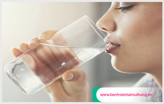 Uống nước thường xuyên giúp giảm nhanh bị khan tiếng lâu ngày