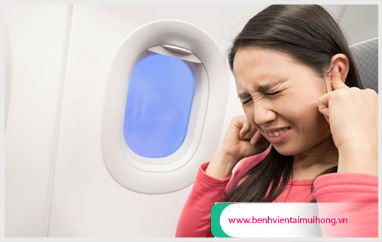 Ù tai do đi máy bay thường xuyên: Nguyên nhân và cách khắc phục